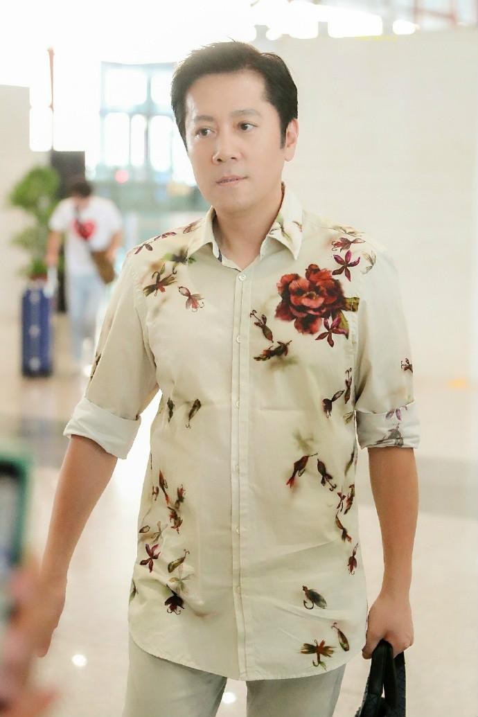 54岁蔡国庆抠鼻子被偷拍，身姿挺拔仍绅士，被妻子倒追8年才结婚