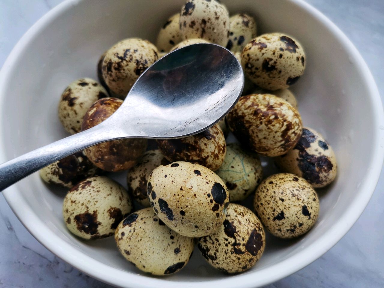 家常五香卤鹌鹑蛋，做法简单，Q弹好吃，一口一个停不下来