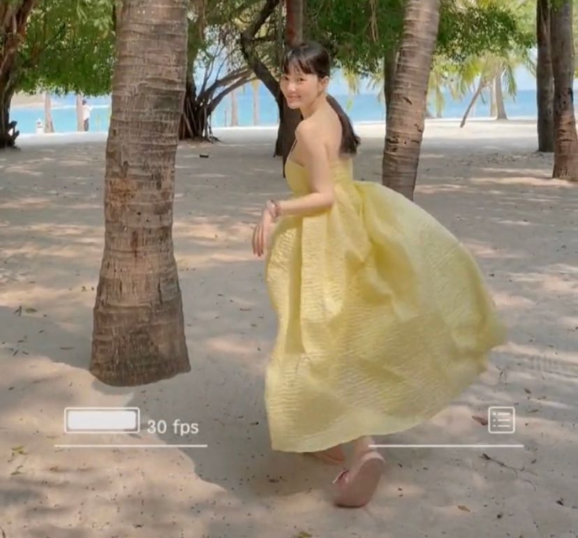 李小璐和甜馨沙灘邊玩耍，穿吊帶秀傲人上圍，女兒身高直逼其肩頭