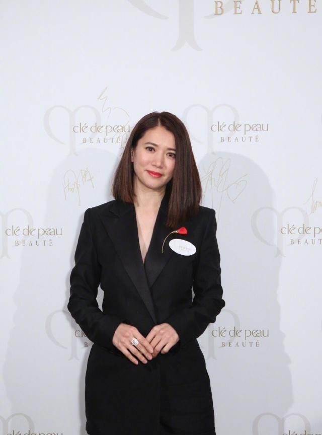 48岁袁咏仪亮相活动，露肩裙配高马尾气质减龄，未修图美得好真实