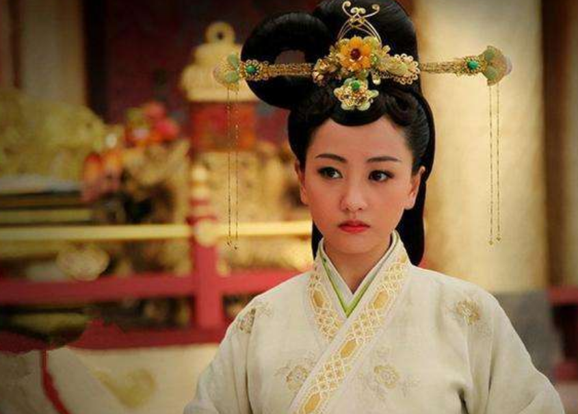 她因劝皇帝上早朝被冷落，后被大臣陷害致死，