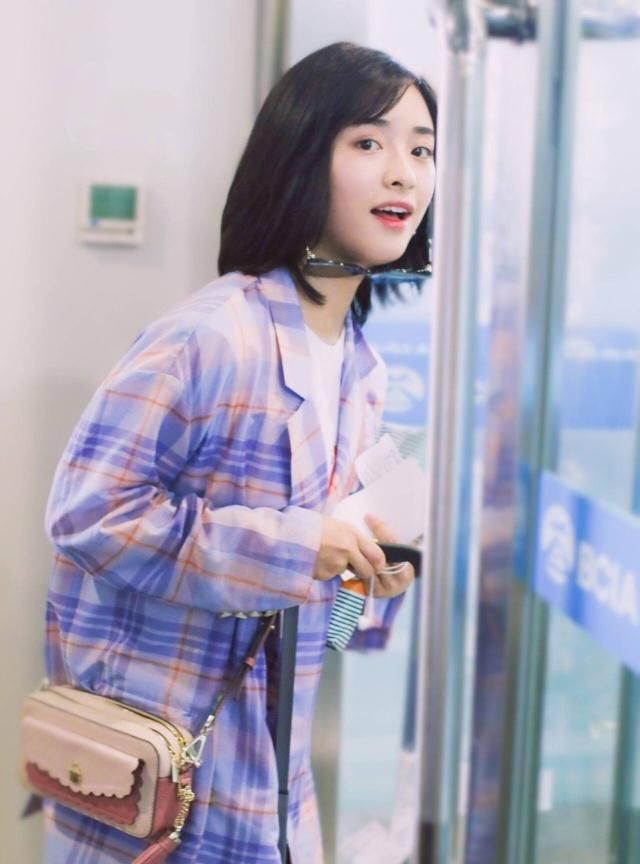 沈月机场终于穿高跟鞋，格纹西装变总裁好霸气