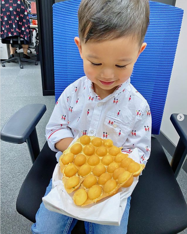 胡杏儿老公分享儿子第一天上学，奕霆不哭不闹与爸爸碰拳告别