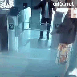 搞笑gif神评：非但不同情，甚至还觉得干得漂亮