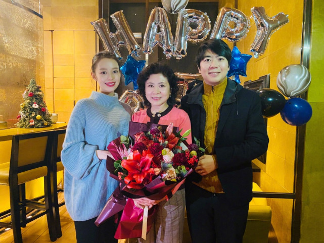 吉娜挺九個月孕肚彈琴，郎朗貼心拍照，夫妻倆為寶寶做胎教超甜蜜