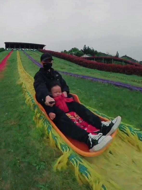 張晉帶兒子玩彩虹滑道，樂兒頭髮被吹成中分，臉嚇得通紅表情淡定