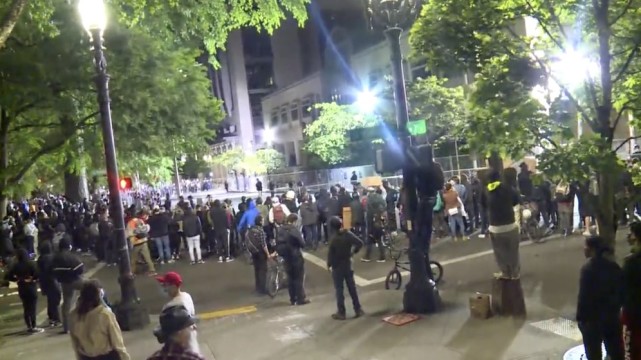 為自保，美警察開車碾壓民眾，多地發生暴力抗議，美政府允許帶槍