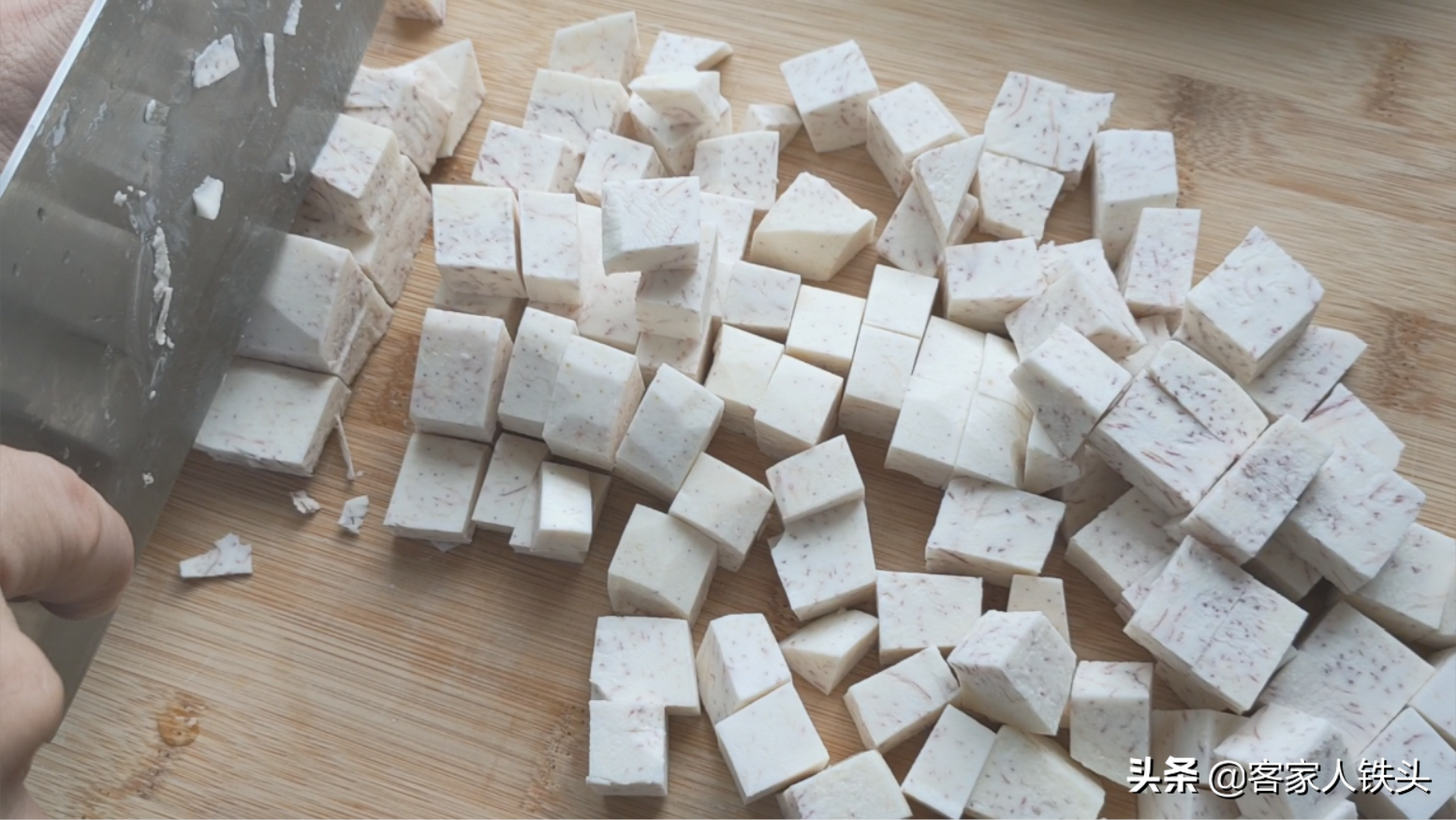 香芋这一个做法实在好吃，一次做一盘，外酥里嫩，连吃5块还想吃