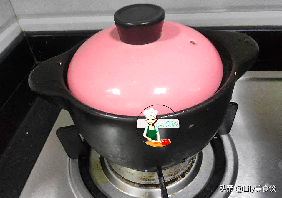 魚頭豆腐煲此做法，不加一滴水，燜一燜就好，鮮香營養，家人愛吃