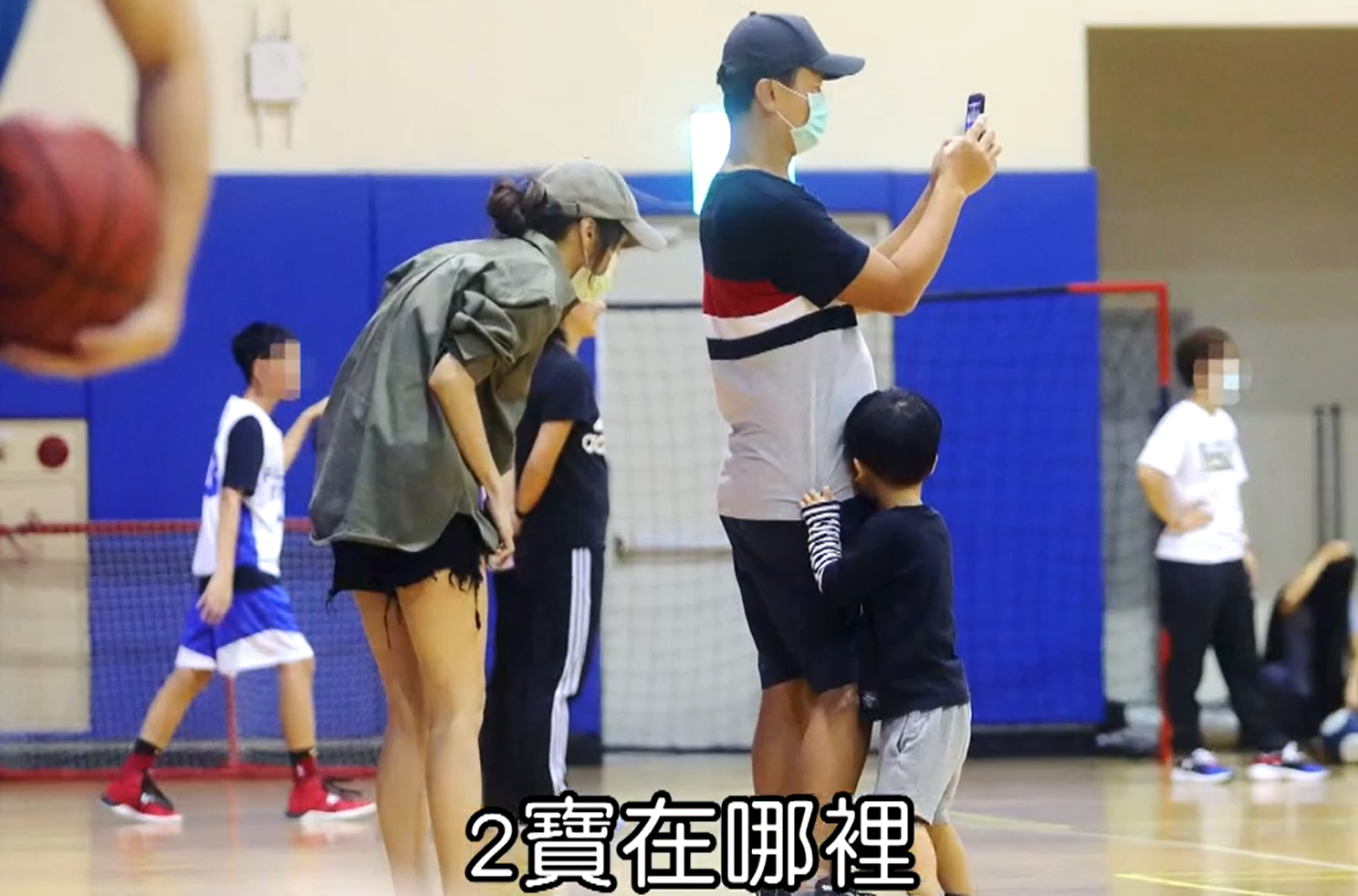 侯佩岑一家四口現身籃球場，夫妻倆對兒子照顧有加，幸福溫馨