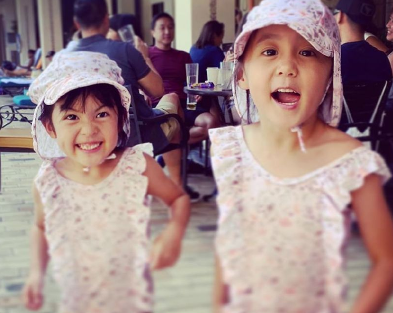 咘咘波妞近照被传开，妹妹圆脸超萌，咘咘戴眼镜生图却成亮点