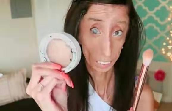 网红\"零脂肪女孩\"，曾经被人恶言相向，