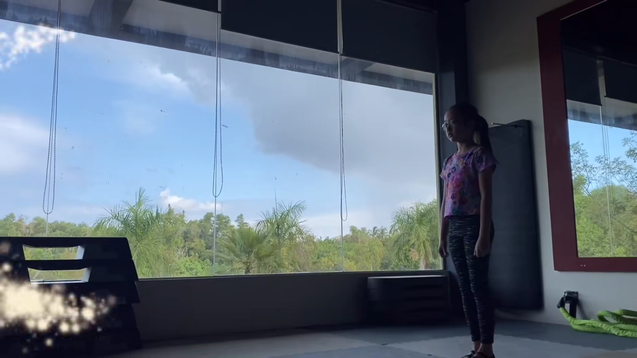 吳尊女兒不得了，穿運動裝隨手一個前撐翻，穿衣時髦功夫也很棒