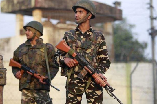 印度国产步枪成“友军杀手”！放开扳机还在开