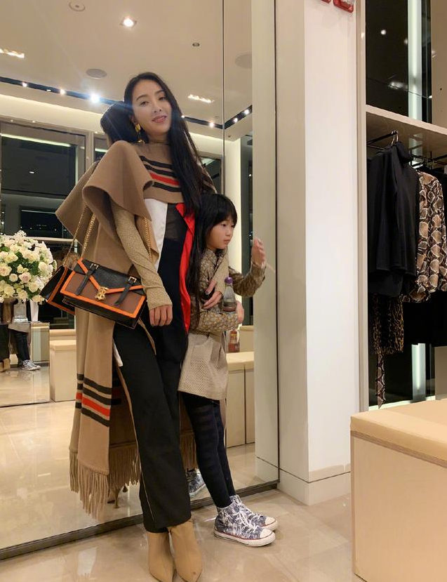 曹格一雙兒女整容式長大，兒子12歲帥成小硬漢，女兒大長腿吸睛