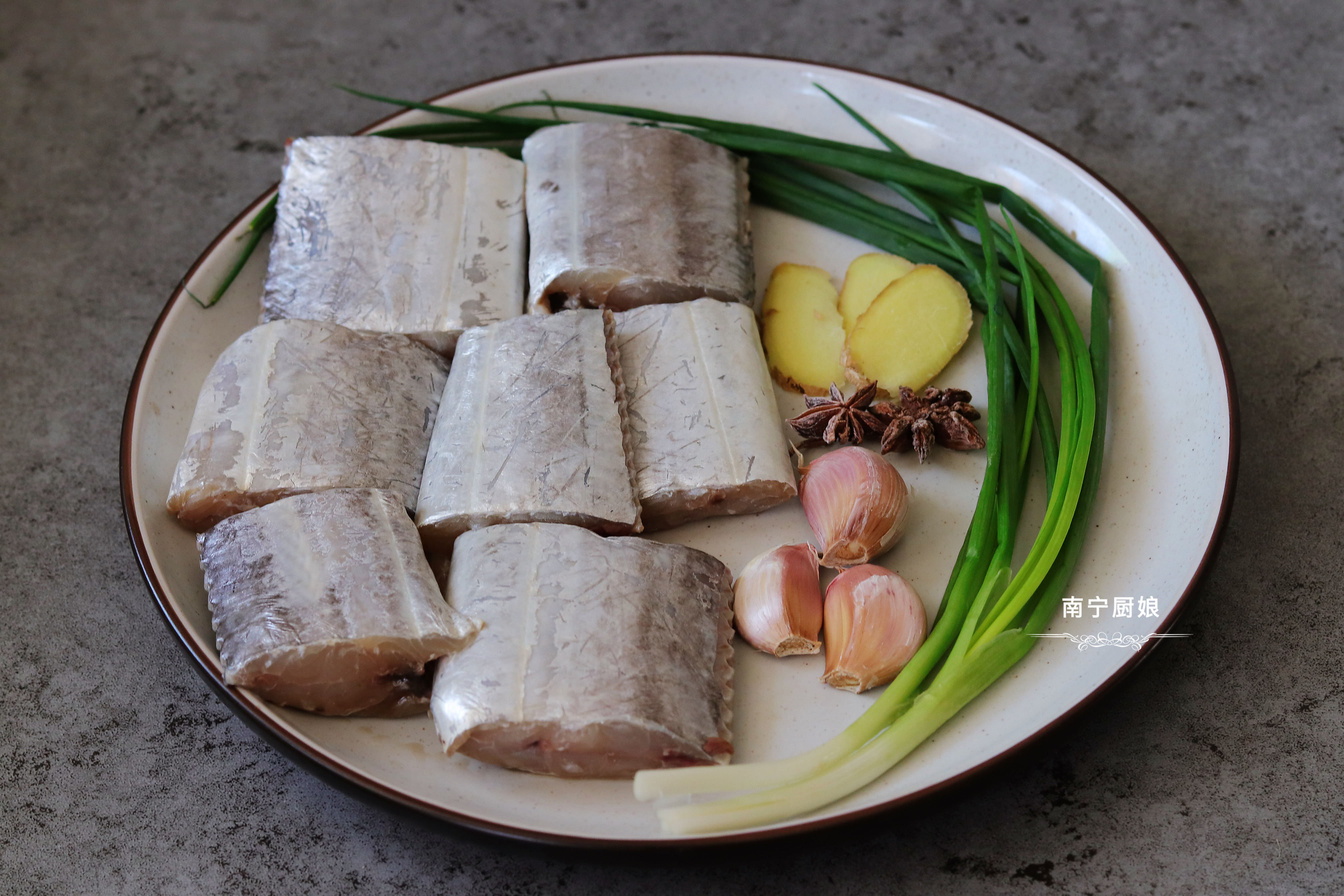 煎带鱼时，下锅前多做这一步很重要，煎出来不破皮，入味还没腥味