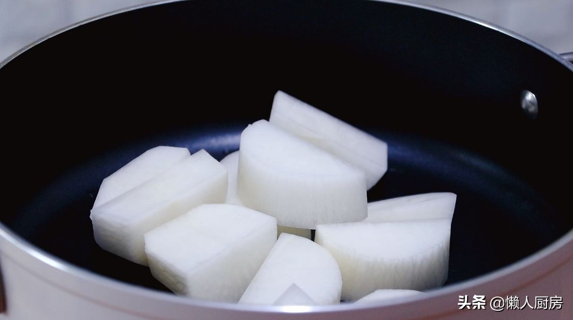 萝卜不直接吃，切成块下锅熬汤，配上火锅丸子，在家做懒人关东煮