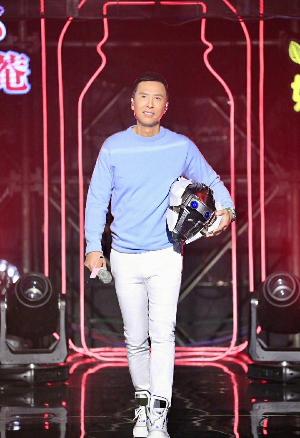 甄子丹晒全家福，汪诗诗与继子罕同框，女儿被