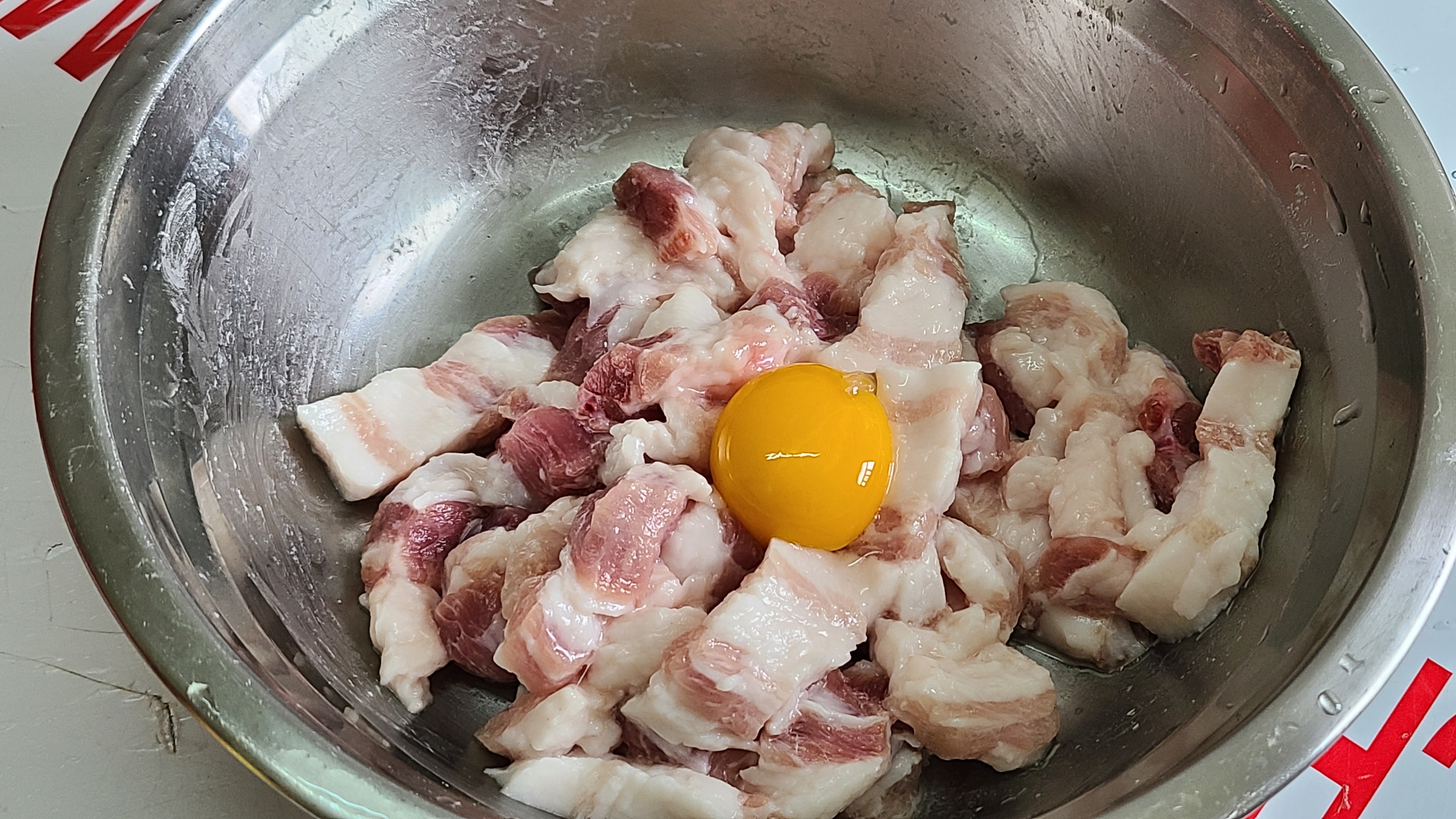 菠萝咕噜肉，广东夏天很火的一道美食，开胃又好吃，味道特别