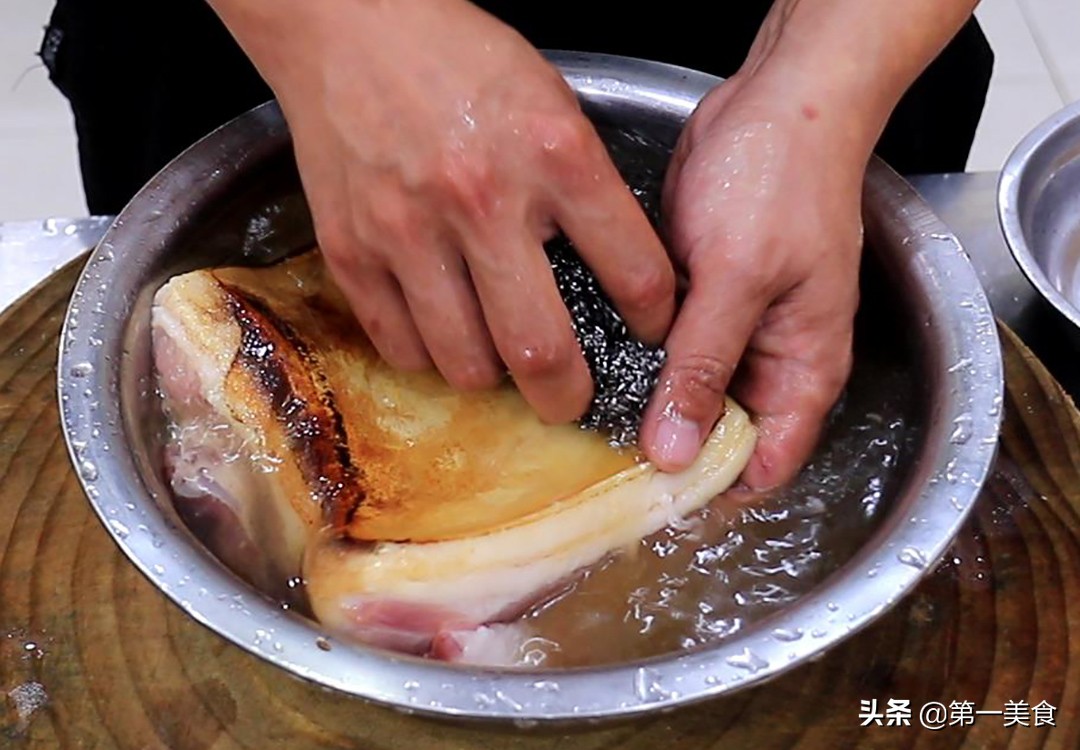 图片[3]-【梅菜扣肉】做法步骤图 原来先炸后腌很关键 厨师长教你做-起舞食谱网