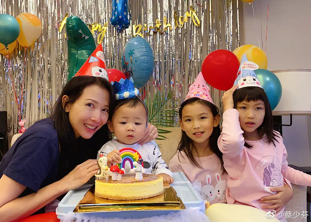 蔡少芬和倆女兒做麵包有模有樣，小兒子在旁探頭探腦圍觀呆萌可愛