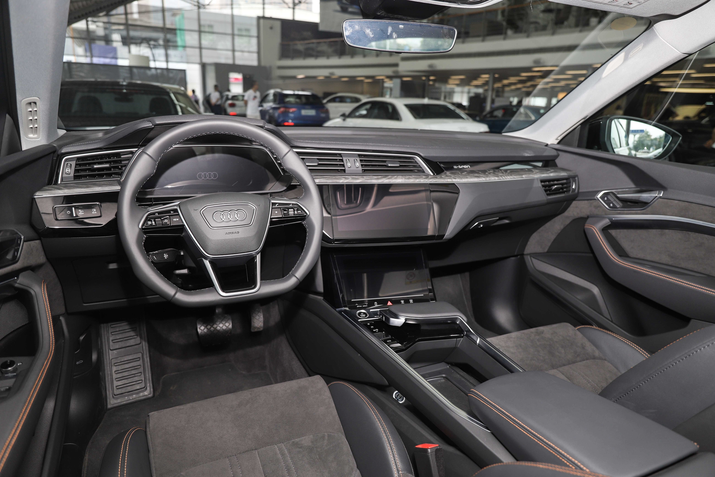 比进口便宜10万多 续航提升500km 实拍奥迪e-tron