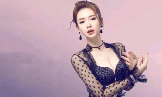 王思聪第一次见戚薇向其告白，被戚薇调侃：你