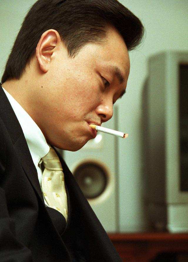 潮汕穷小伙，35岁成中国首富，入狱10年，身价200亿，凭啥