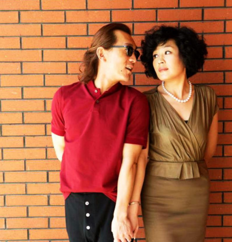 在美国做完最后一次化疗后，李咏握着妻子的手