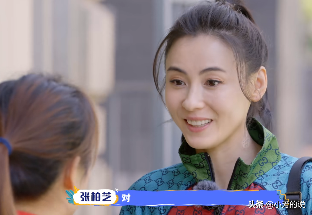 张柏芝去幼儿园看孩子，双膝跪地有耐心，妆容是对孩子最大的尊重