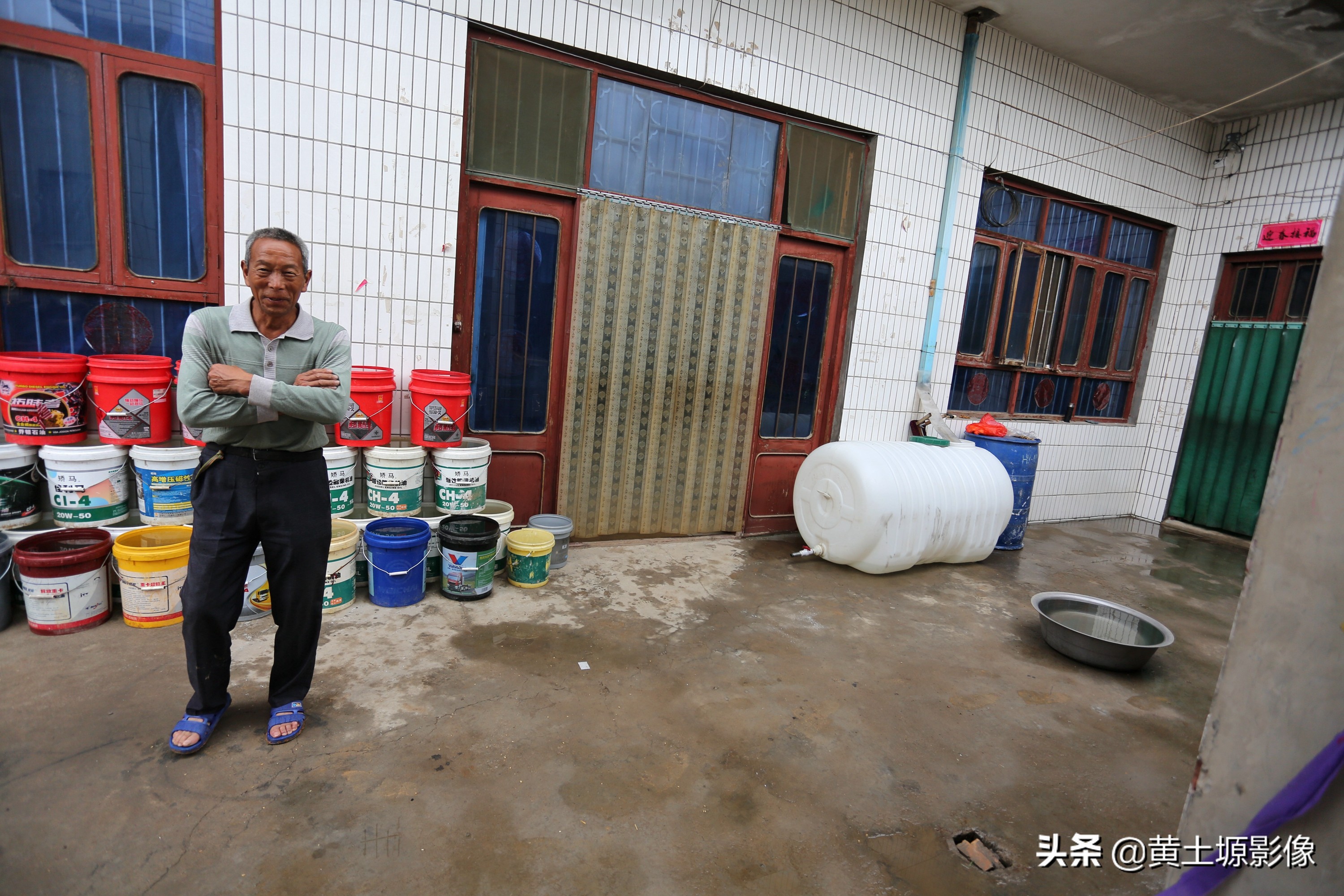 一场大雨过后，晋南农民一夜未睡存满了80桶雨水，他存水要干啥用