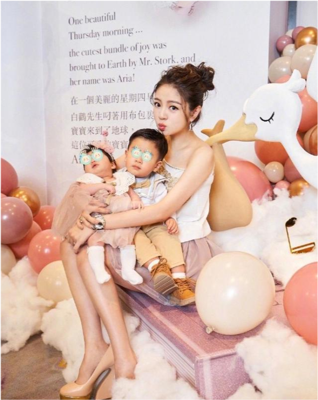 安以軒首曬女兒正面照，“娃寶”眼睛超大，果然長得比媽媽漂亮