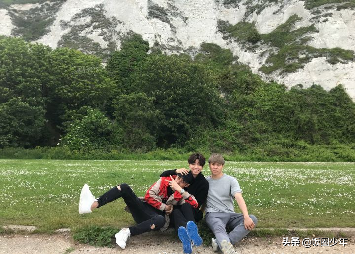 王俊凯玩游戏，身边的工作人员第一次出镜，助