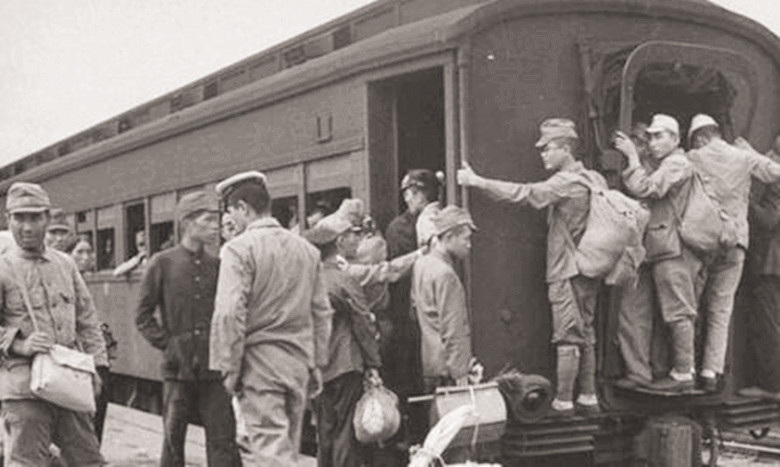 日本士兵战败回国，妻子是怎么对待他们的？士兵：真的生不如死