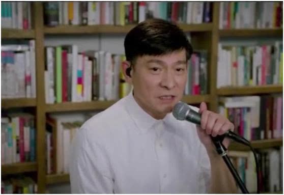 58岁刘德华罕见露面，脸是亮点，那次因病失声太心酸