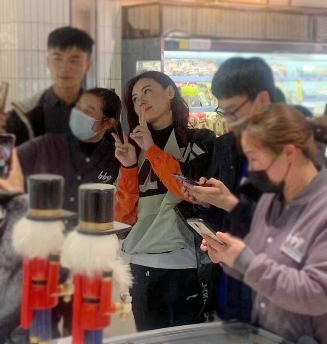 張柏芝逛超市被路人認出，穿極其寬鬆的外套都無法掩飾隆起的腹部