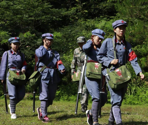 湖北一农妇去世，孙女收拾遗物时发现半本日记，才知奶奶大有来头