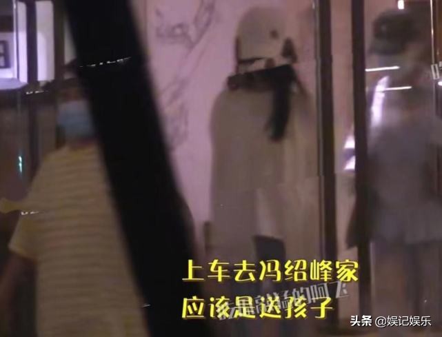 赵丽颖送儿子回冯绍峰住处，两人离婚后相处融洽，至今不舍换情头