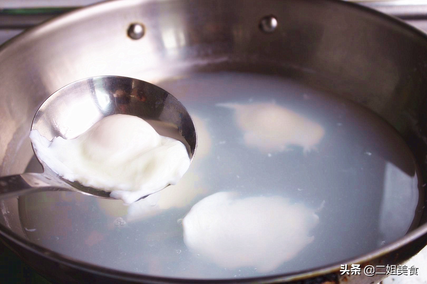 水煮荷包蛋，水开下锅煮是错的！大厨教您一个妙招，不散花还完整