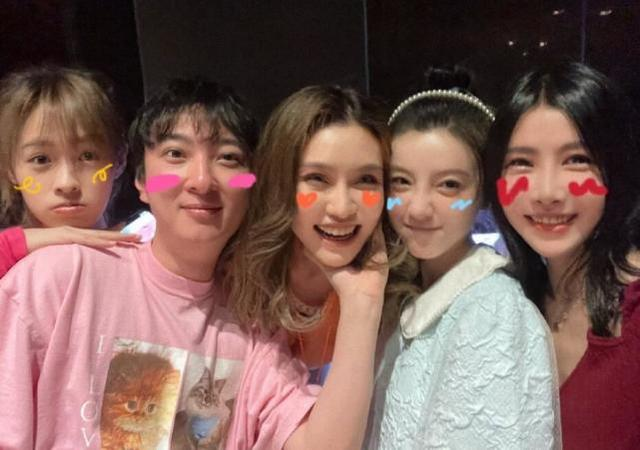 王思聪庆生，游艇飞机配前女友排场超前，他穿