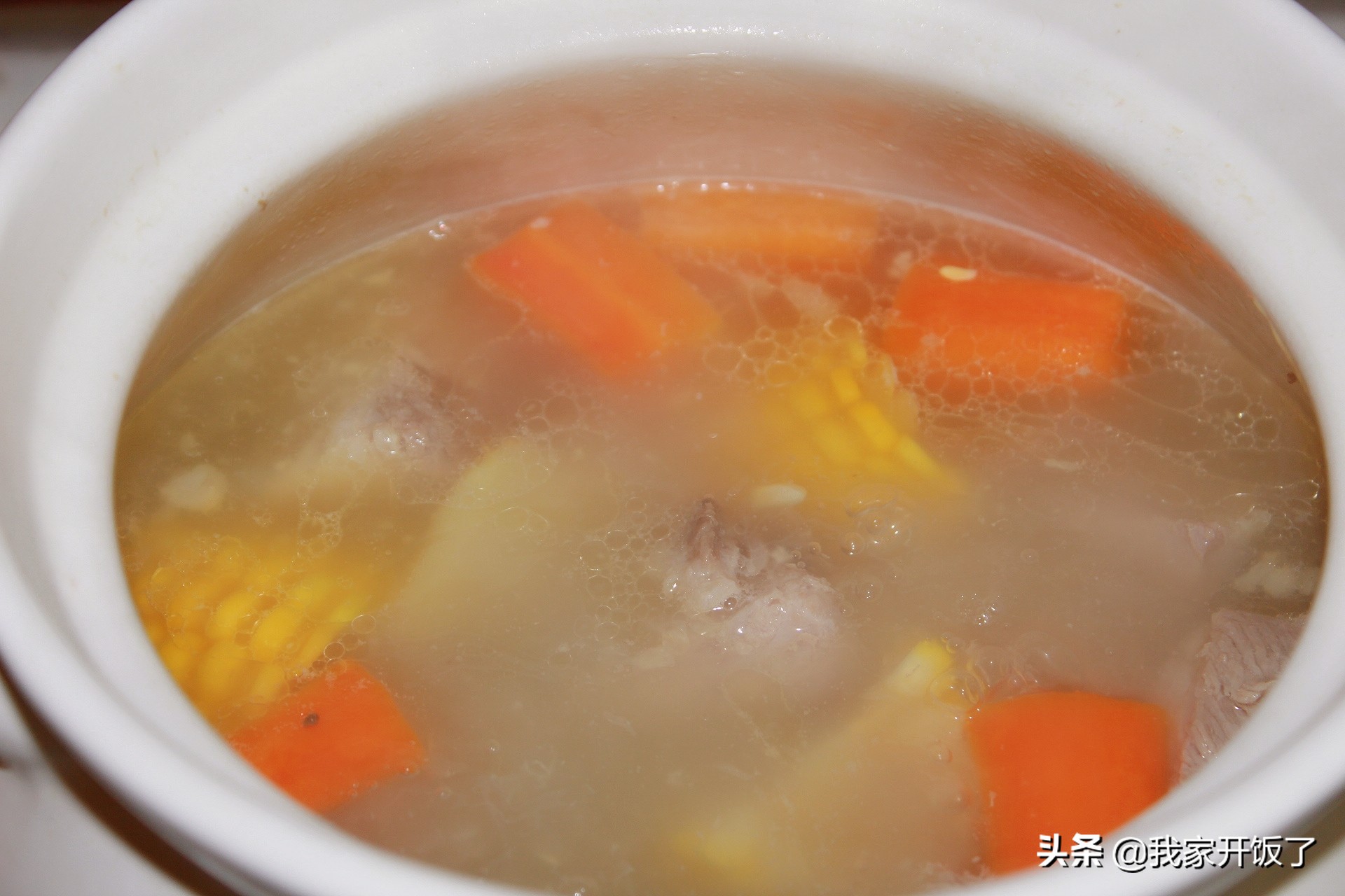 降溫了，排骨湯這樣煲超鮮美，暖心又暖胃，全家都愛喝