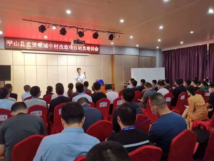 用“滚”回短信的政法委书记被停职!事发3天前称对待群众要“耐心热心”