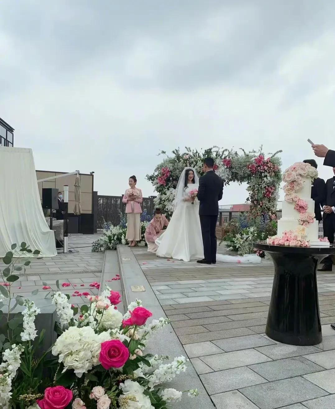 37岁的朱珠结婚了，从婚礼细节可以看出其中的端倪