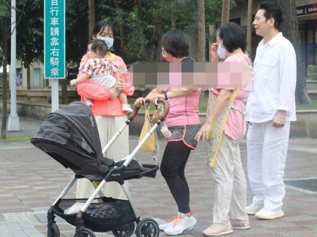 郭碧婷帶娃出行，倆保姆一保鏢護駕，向華強抱孫女溜滑梯童心未泯