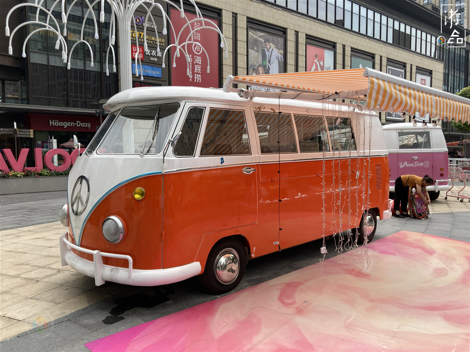 每天营业14个小时，比商场灵活的篷车集市，能否成为重庆主流？