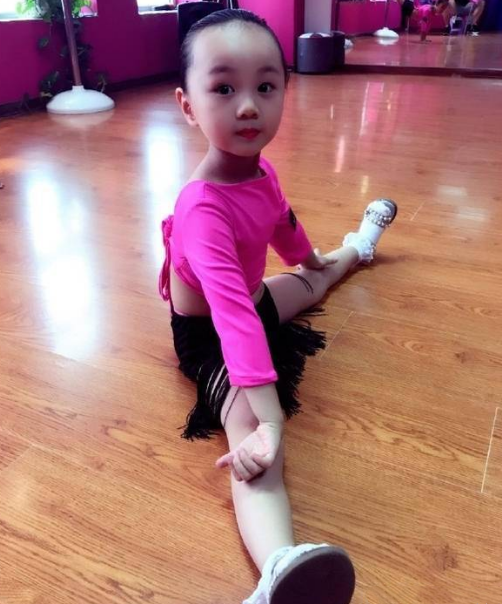 小山竹长大了，小时候的娃娃脸变成瓜子脸，美得让人认不出来了