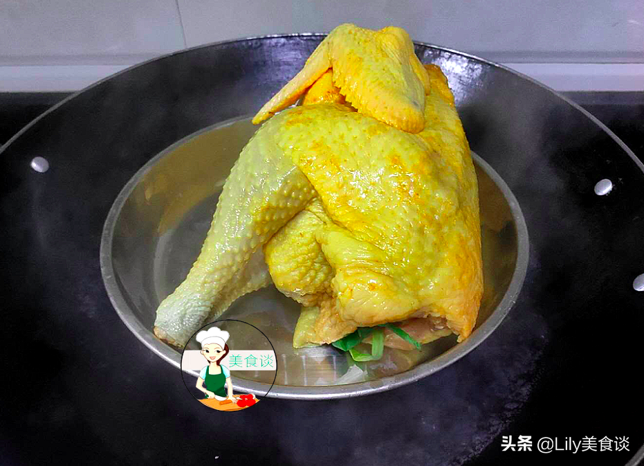 家常鹽焗雞做法，不用埋在鹽堆裡，只需一種調料，跟買的一樣好吃