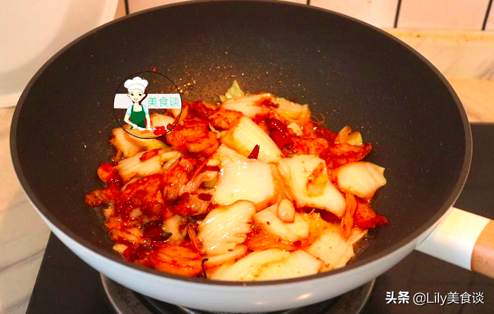 白菜燉豆腐時，先燉豆腐還是先炒白菜？ 都不對，大廚教你正確做法
