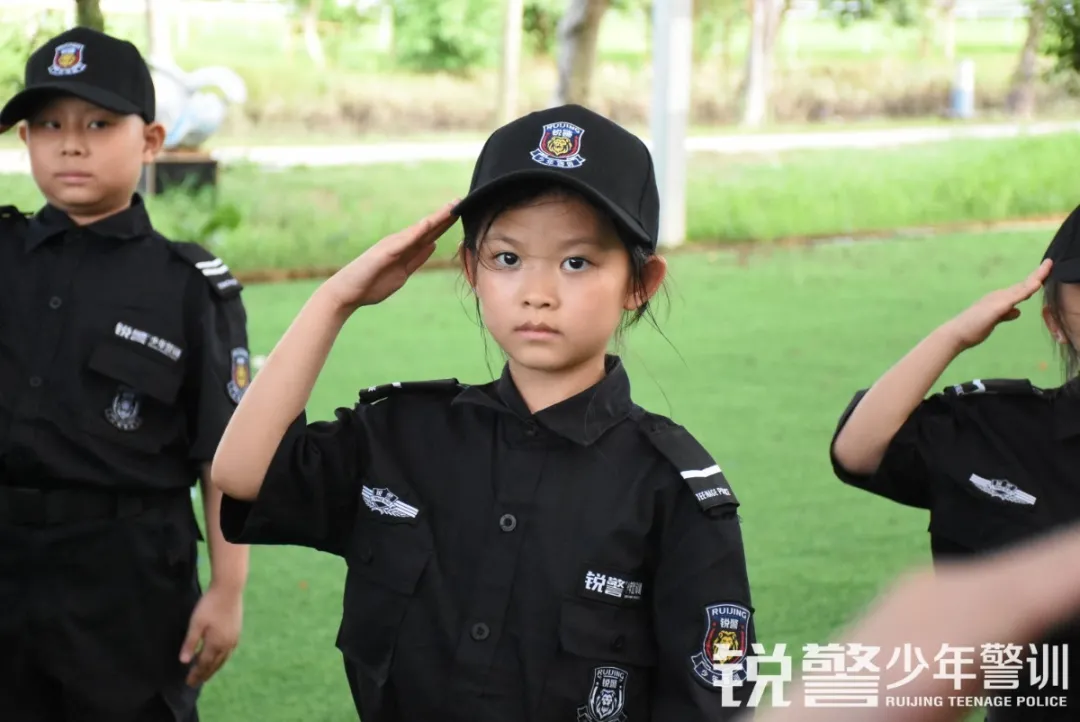 锐警少年警训夏令营：走进警营，撰写独立坚强的新篇章