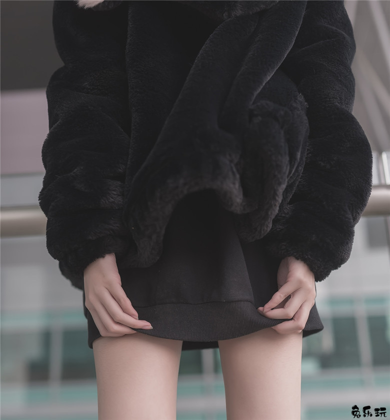 【福利姬】让人喜欢的黑丝及膝袜小细腿！太美了（48P）